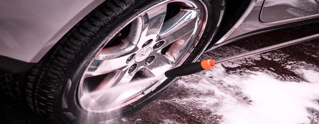 Limpiar llantas de vehículos con hidrolimpiadora